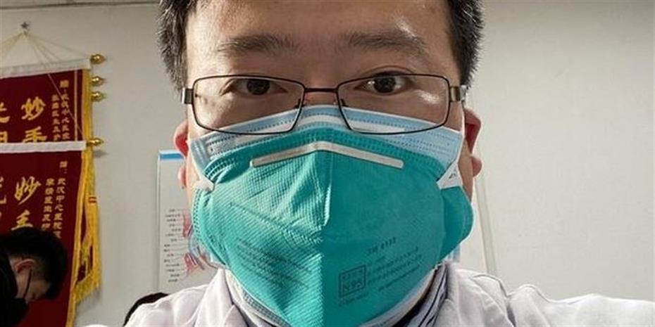 Φόρος τιμής από χιλιάδες Κινέζους στον γιατρό που σήμανε συναγερμό για τον κορωνοϊό